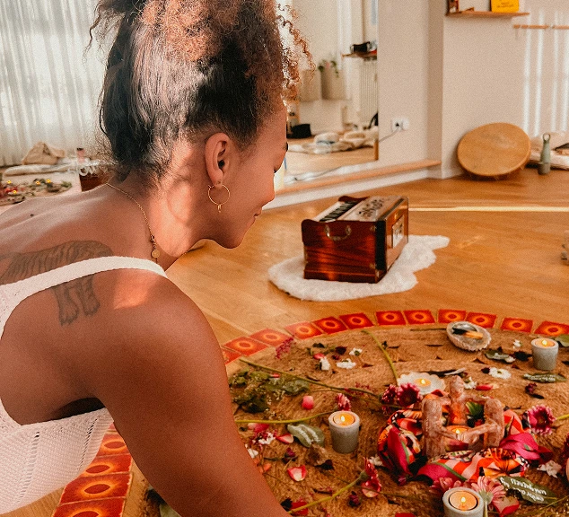 deep return yoga session aufbau mit yogalehrerin verena herrmann im vordergrund von hinten