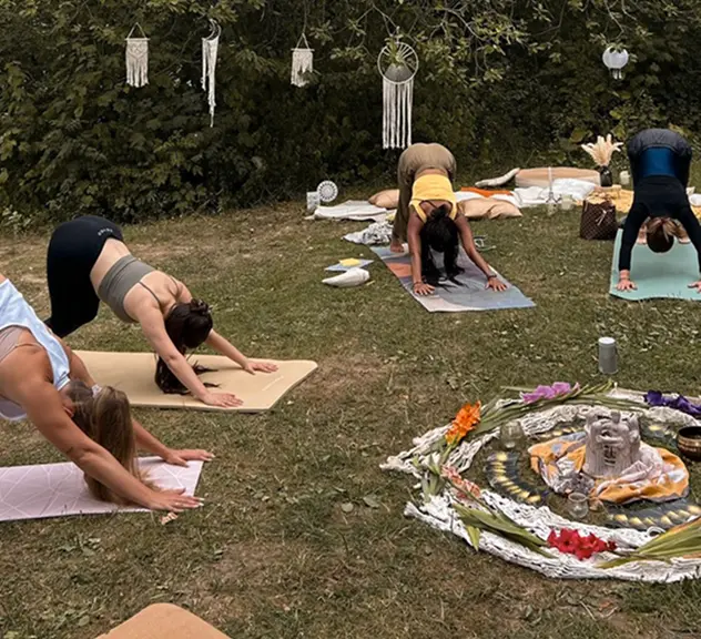 deep return yoga session im freien